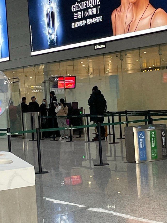 其中，十层以下都是大小不同、风格不同的包厢，即便是普通会员的包厢，也都极尽奢华，更不用说高级vip的包厢，简直是帝王般的享受。
